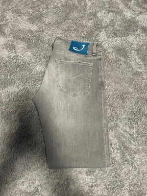 Jacob Cohen jeans style 622 - Säljer ett par Jacob Cohen jeans style 622. Skick 8/10 pågrund av några små fläckar på framsidan men annars jätte bra skick. Nypris - 5499kr säljs - 599kr! Vid minsta fundering bara att höra av sig!☑️