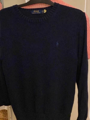 Mörkblå stickad tröja Polo Ralph Lauren - Knappt använd. Köpt på plick tror jag