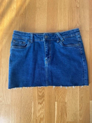 Jeanskjol - Mörkblå jeanskjol från America Today i fint skick🤍