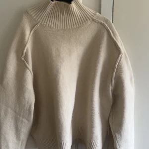 Beige stickad polotröja - Säljer en beige stickad polotröja med ribbad krage och ribbade muddar vid ärmslut och nederkant. Storlek L från hm, jag brukar ha M i tröjor och är 172 cm. Lite nopprig🥰