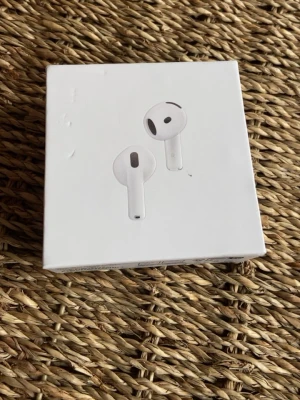 Apple AirPods 3 trådlösa hörlurar - Säljer ett par vita Apple AirPods 3 med laddningsetui. De har en stilren och modern design med rundade kanter och sitter bekvämt i öronen. Perfekta för musik, samtal och träning. Kommer i originalförpackning.