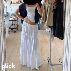 Vit lång kjol  - Säljer min fina långa Lågmidjade kjol. Köpte för inte så länge sen men nu passar den inte mig längre. Den är i storlek s men sitter väldigt litet som en xs. Skriv om ni har frågor! ❤️ Pris går nog att diskutera