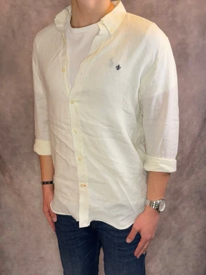 Vit Morris Linneskjorta - Stl M - Riktig snygg Morris Linneskjorta i Vit/creamfärgad med marinblått märke, perfekt till sommaren som närmar sig! 🏖️🌊 | Mycket bra skick: 9/10, utan defekter! | Stl: M |  Modellen är 177cm och väger 75kg, sitter lite långt passar bättre längre personer | Hör av dig vid frågor // Galgen 🫡 