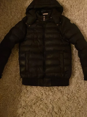 Moncler Jacka - Tja säljer denna as feta moncler jackan, storlek 11-12 men passar upp till 165. Skick ett pm vid minsta lilla fundering