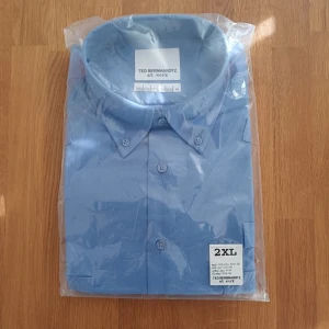 Blå skjorta från Ted Bernhardt - Klassisk blå skjorta från Ted Bernhardt med knappar framtill och krage. Skjortan har lång ärm och är tillverkad i ett mjukt bomullsmaterial. 