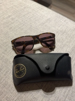 Ray-ban  - Snygga rayban. Box tillkommer. Inga märken eller defekter. Hör av er vid frågor!