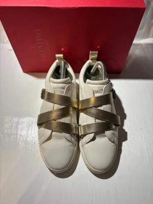 Valentino skor - Hej! Säljer nu mina skor från märket Valentino, storlek 39 bra skick, allt på bilden ingår. Tveka inte på att höra av dig om du har frågor eller funderingar kring skorna! 