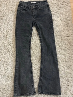 Grå bootcut jeans från Gina Tricot - Snygga grå bootcut jeans från Gina Tricot med klassisk femficksmodell och normal passform. De är midwaist. Jeansen har inga tecken på användning. 