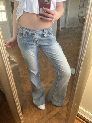 Coola lågmidjade jeans  - Så coola lågmidjade jeans. Väl använda vilket ger dem en snygg tvätt, inga defekter. Dem är väldigt stretchiga så passar även större storlek. Märket är Bonny Girl, vintage jeans. Mått kommer. 