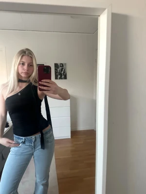 Snygg svart topp  - Supersnygg svart topp