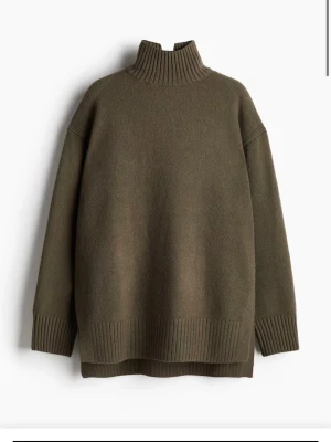 Mörkgrön oversized stickad tröja - Säljer en mörkgrön oversized stickad polo tröja som kommer från HM. Tröjan finns inte längre att köp då den är slut i alla storlekar. Har aldrig använt tröjan utan den är helt oanvänd. För bilder på själva tröjan pårikigt skicka på dm💕💕