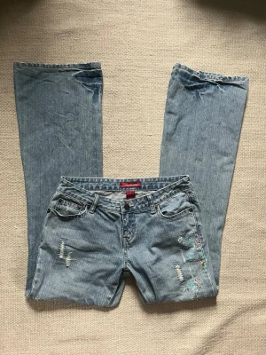 Lågmidjade jeans - Säljer dessa supersöta Lågmidjade bootcut jeansen från Aeropostale😊!  Fina detaljer super bra skick! Midjemåttet 39cm, innerbensmåttet 81cm, Grenmåttet 19,5cm! 