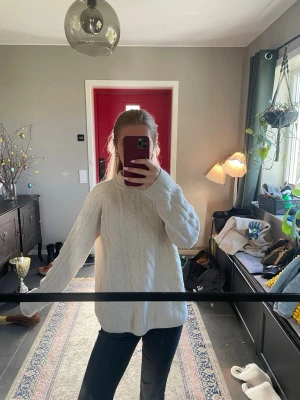 Vit kabelstickad tröja - Säljer en vit kabelstickad tröja med rund hals och långa ärmar. Storlek XS, men skulle även passa S. Om man viker upp halsen får man turtleneck. Skriv om ni har några frågor💕