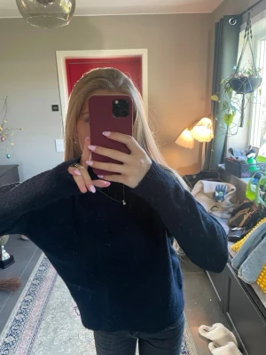 Mörkblå stickad tröja - Mysig mörkblå stickad tröja med avslappnad passform och långa ärmar. Jätte fin, knappt använd. Skriv om ni har frågor💕