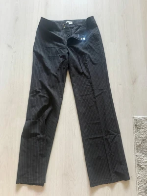 Randiga kostymbyxor från Madlady - Säljer ett par svarta kostymbyxor från Madlady med vita tunna kritstreck aldrig använda 