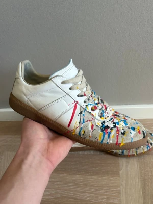 Maison margiela gats skor paint splatter - Säljer dessa sjukt feta Maison margiela skorna. Storlek 42, fint skick, enda defekten är högra hälen där det finns ett streck. Endast skorna ingår, hör av er vid eventuella frågor! 