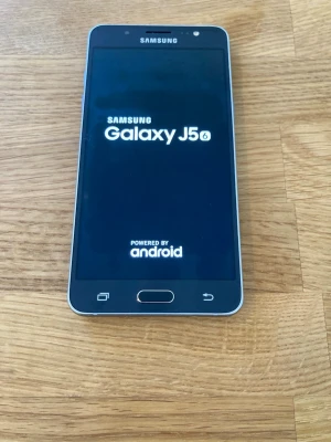 Samsung Galaxy J5 16GB Olåst - Samsung-telefon med stor 5.2-tums Super AMOLED-skärm i HD i kompakt format med snabbaktiverad 13 MP-kamera. Mobilnät: 4G. Fullt fungerande smartphone lämplig för barn eller som extramobil. Nära nyskick enligt bilder, inga repor. Fås utan laddare.  Nypris: 2179 SEK Begagnat pris: < 800 SEK Mitt pris: 489 SEK  Skickas alltid snabbt och spårbart. Skriv vid frågor och se gärna mina andra annonser!   GRATIS: För betalande kunder erbjuder jag personlig experthjälp för dig att göra nya fynd (nytt & beg