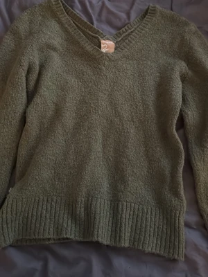grön v-ringad tröja / zielony sweter z dekoltem w serek - aldrig använd