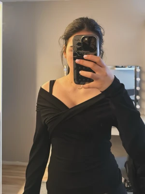 svart topp / black top / czarny top / off shoulder - använd 2-3 ggr