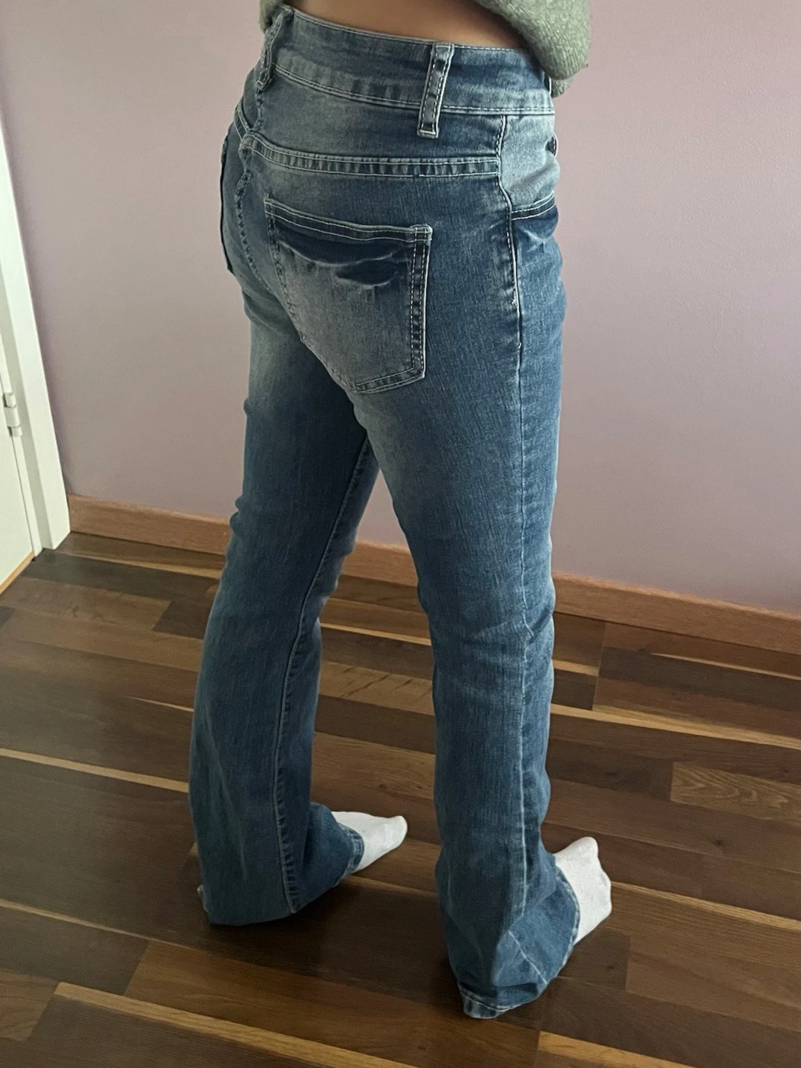 Blå bootcut jeans med slitningar - 1
