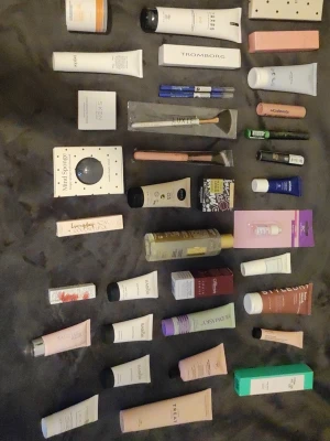 Stort kit med skönhetsprodukter - Säljer ett stort kit med blandade skönhetsprodukter som inkluderar ansiktskrämer, borstar, smink, serum, läppbalsam och rengöring.  Totalt så är det 36 produkter. Om man räknar bort duplikator så 34 unika produkter. Finns detaljerade beskrivningar för alla produkter på min profil, där kan du dessutom köpa produkter för 5-50kr st om du bara vill ha en. ALLT ÄR NYTT O OÖPPNAT  OOPS (vissa produkter på bilden finns ej kvar, kolla profilen för att se exakt vad som är borta. Antalet skrivet är rätt)