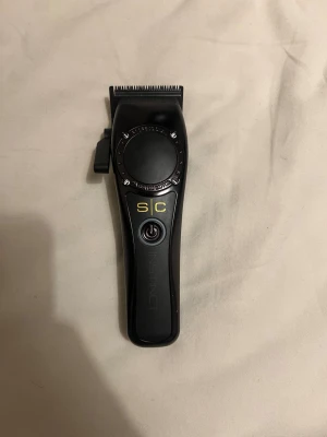 Instinct hårtrimmer set - Säljer ett Instinct hårtrimmer set med tre olika trimmers i svart, röd och blå. Trimmers har gulddetaljer och ergonomiskt handtag. Elektroniskt styrd motor för exakt klippning. Perfekt för styling och grooming. Priset är inte hugget i sten så kom gärna med bud