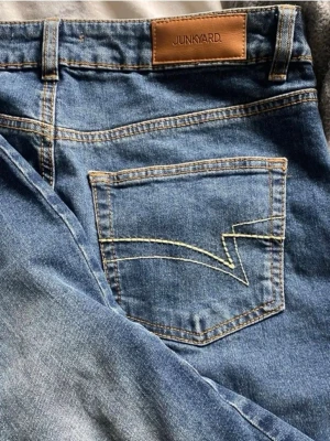 Blåa jeans från Junkyard - Jättebra skick. Använda bara enstaka gång. Storlek M. Ifrån Junkyard.😊🩷