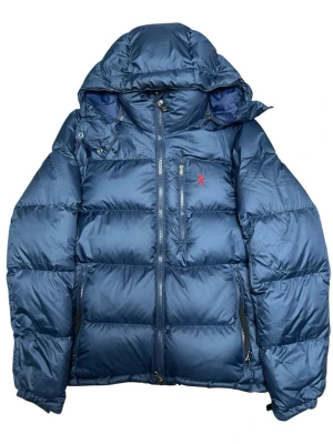 Polo Ralph Lauren Jacka Navy - Stilren jacka i marinblått från Polo Ralph Lauren. Enkel att matcha och funkar året runt. OBS: Hand tighteners har torkats ut Skick: 8/10 Pris kan diskuteras 📦 Skickas eller möts upp