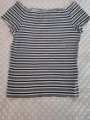 Off-shoulder tröja randig - Fin kort ärmad off-shoulder tröja🌟 Storlek 158/164 (XS). Använd fåtal gånger. Enda anmärkningen är en fläck som bör gå bort enkelt vid tvätt!   Gör gärna en bundle för rabatt! 