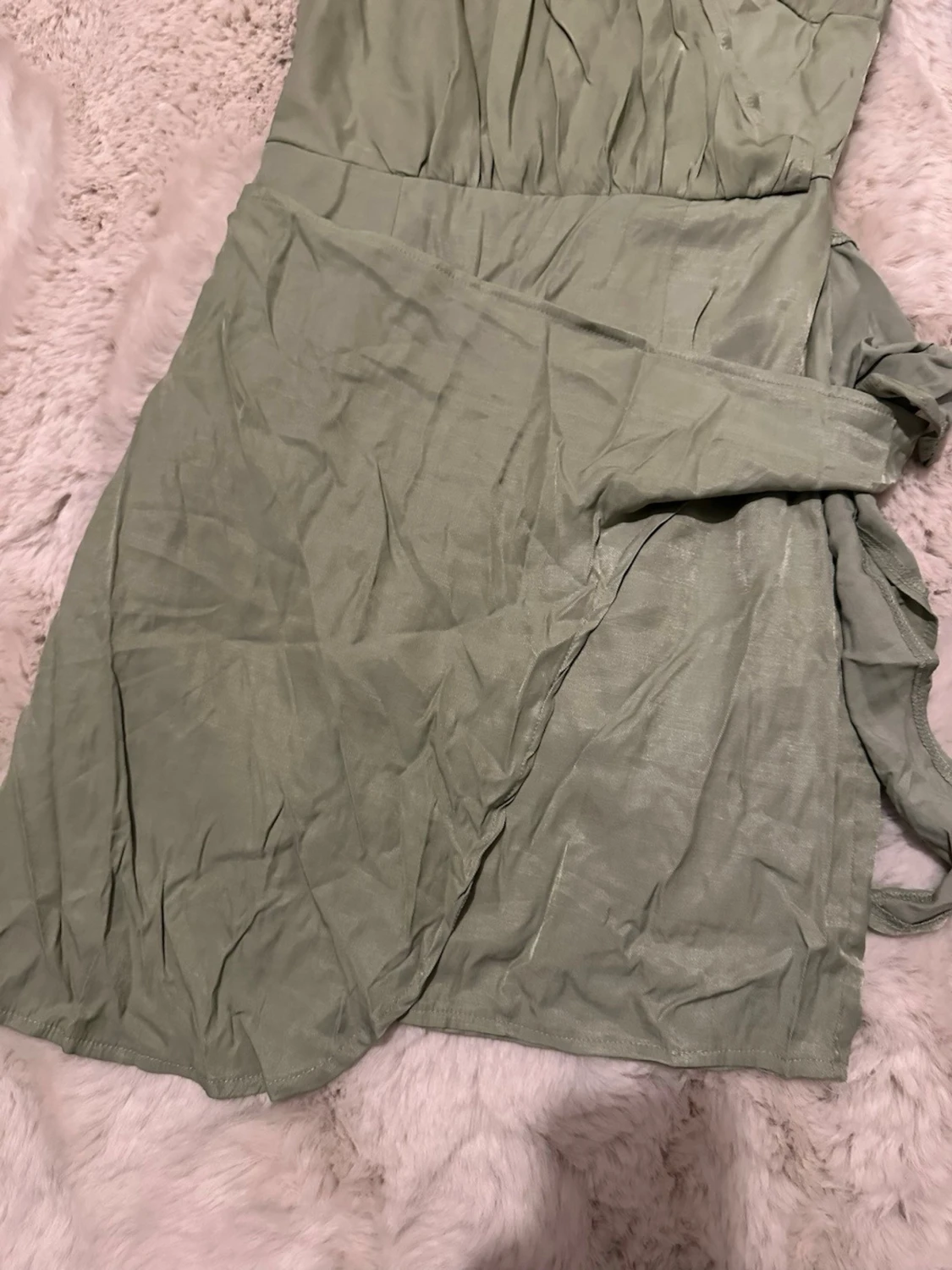 Grön oneshoulder klänning - 2