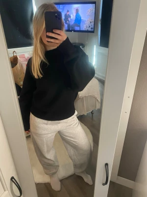 Gråa mjukisbyxor med resår - Säljer ett par ljusgrå mjukisbyxor med resår i midjan och vid bensluten. Byxorna har en avslappnad passform😊