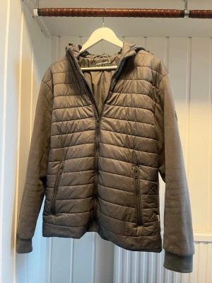 Lindbergh cardigan  - Hej! Säljer nu en supersnygg Lindbergh cardigan! Perfekta jackan nu under våren eller under kalla sommarkvällar! Fint och skick! Nypris:1599kr. Mitt pris: 349kr  