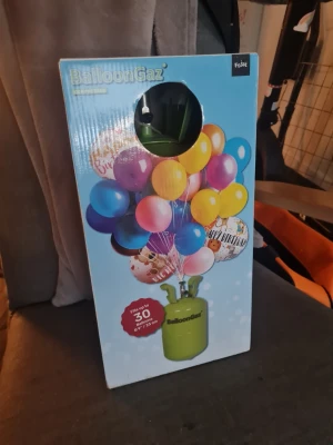 BalloonGaz heliumtub för ballonger - Heliumtub från BalloonGaz i grön metall, perfekt för att fylla upp till 30 ballonger. Förpackningen är färgglad med bilder på ballonger i olika färger och instruktioner på baksidan. Smidig att använda till dekorationer och kalas. Ballonger medföljer extra.