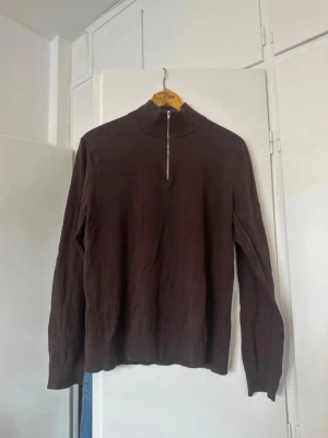 Halvzip kofta - Brun quarter zip från Brothers i storlek L, passar en M mer. Lappen är avklippt annars i mycket bra skick!