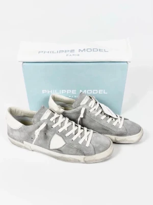 Grå Philippe Model sneakers i mocka - Snygga grå sneakers från Philippe Model i mjuk mocka med vita detaljer och vita skosnören. Klassisk låg modell med vit sula och logotyp på sidan. Perfekta för en avslappnad och trendig stil.