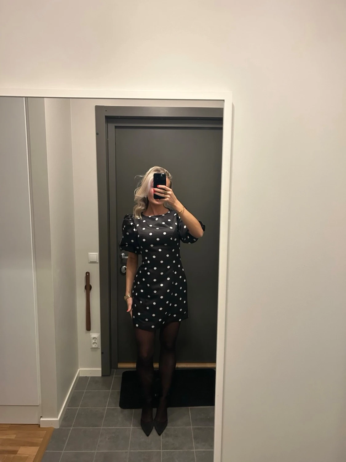 Svart prickig kort klänning - 1