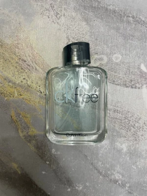 CK Free for Men parfym Calvin Klein - Fräsch och stilren herrparfym från Calvin Klein, CK Free for Men. Flaskan är transparent med rundade kanter och svart lock. Modern design med tydlig logga på framsidan. Perfekt för dig som gillar klassiska och maskulina dofter.