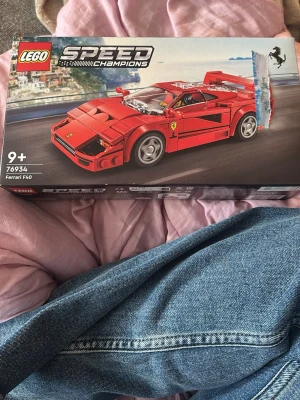 LEGO Speed Champions Ferrari F40 - Säljer ett LEGO Speed Champions set, modell Ferrari F40 (76934). Byggsats med en röd sportbil i klassisk Ferrari-design. För dig som gillar bilar och LEGO, rekommenderad ålder från 9 år. Perfekt för samlare eller som present till bilentusiasten.
