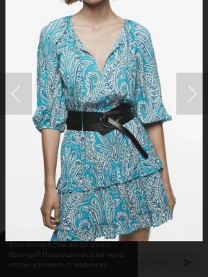 Zara Blå / turkos kortklänning Stl xs  - Kort klänning från Zara i blå o turkos  med paisleyinspirerat mönster. Klänningen har volangdetaljer, knytning vid halsen och trekvartsärmar. Perfekt för sommarens alla tillfällen.