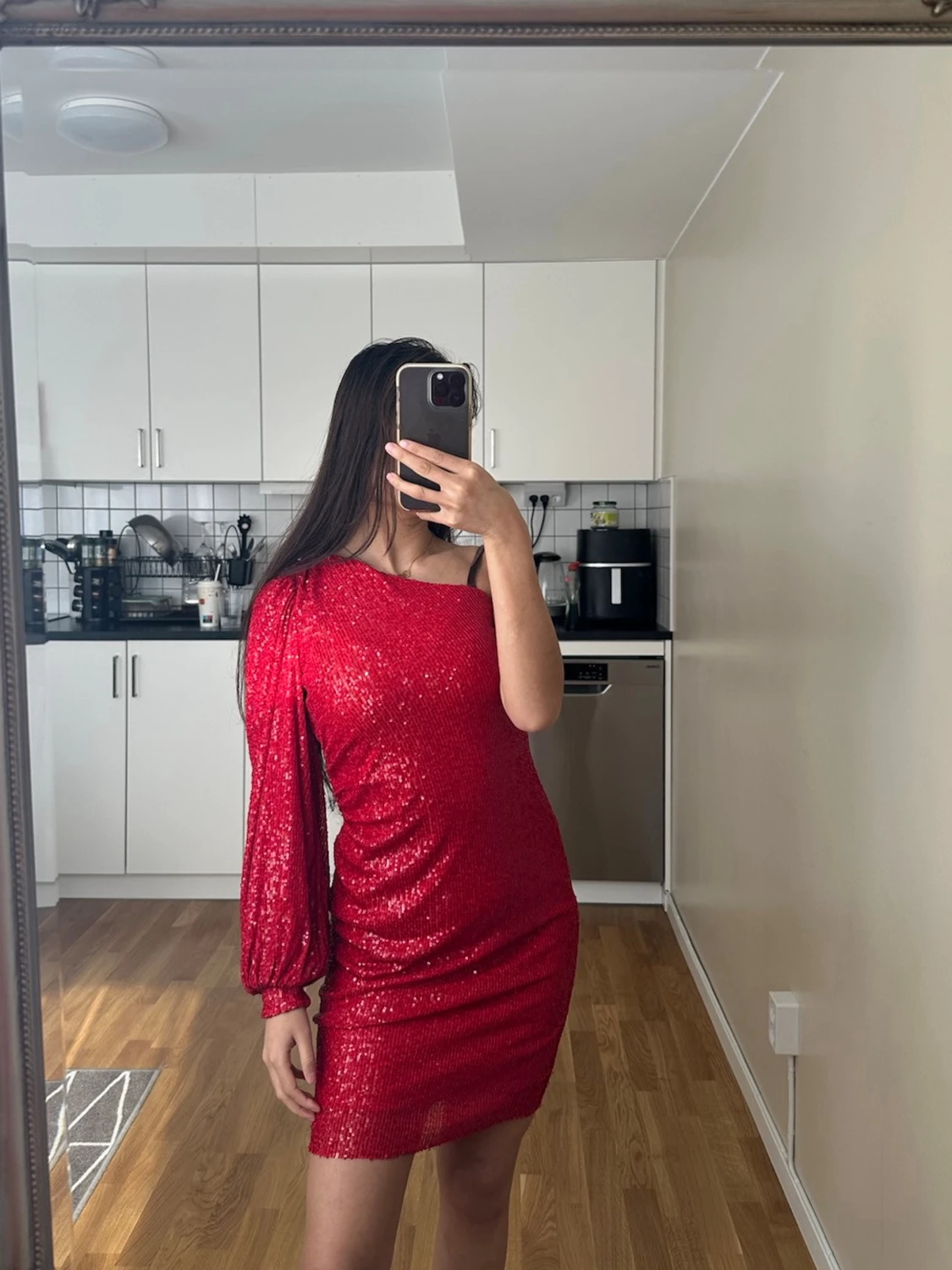 Röd glittrig one shoulder klänning