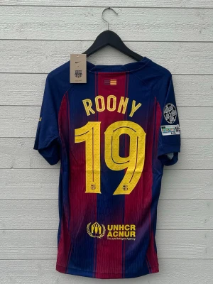Roony Barcelona Fotbollströja - Säljer en Barcelona fotbollströja med Roony 19 på ryggen som är helt ny med prislapp!
