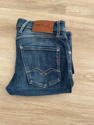 Replay anbass - Tja, säljer dessa sjukt feta replay anbass. Väldigt bra skick. Storlek 28w 30l. Hör av er vid funderingar!🙌😁