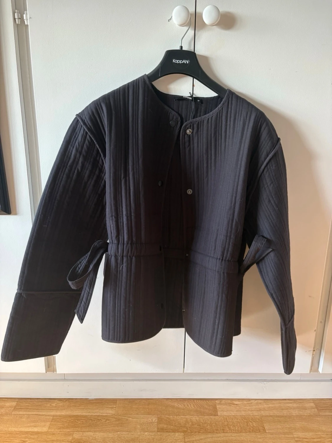 Svart quiltad cardiganjacka från Bikbok