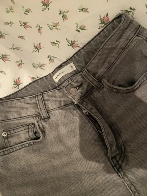 Grå jeans från Ginatricot - Gråa jeans från ginatricot🤍 Jättefin passform, ancänd fåtal gånger Säljes för kommer ej ti ancänding  Strl 32
