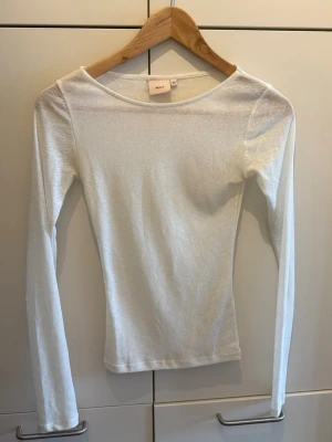 Vit långärmad topp från Nelly - Tunn långärmad topp från Nelly