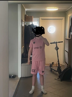 Rosa Messi fotbollskit Inter Miami - Säljer ett rosa fotbollskit från Inter Miami med Messi och nummer 10 på ryggen. Setet består av en kortärmad tröja och shorts, båda med svarta detaljer och klubbens logga. Perfekt för dig som älskar fotboll och vill sticka ut på planen.