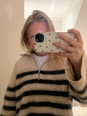 Randig stickad tröja - Säljer min stickade kofta från & Other Stories i storlek S.