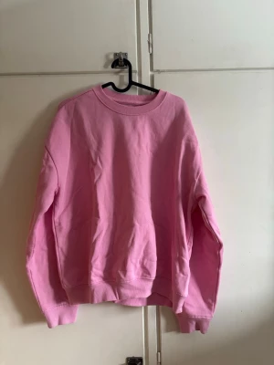 Rosa o blå sweatshirt utan huva - 2pack enkla sweatshirt i rosa och mörkblå, knappt använda, säljes då de ej kommer till användning. Säljes enskilt för 55