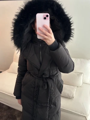 Casablanca feminina of Sweden  - Casablanca från feminina of sweden- Jackan har dragkedja framtill, knytskärp i midjan och ribbade muddar vid ärmsluten. Perfekt för kalla vinterdagar och ger en riktigt cool look.