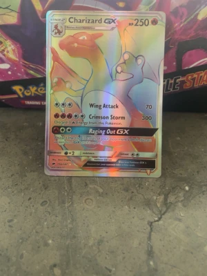 Charizard GX  - Charizard Gx Pokémon kort värt runt 7000 för en psa 9. Men säljs för lågt pris eftersom den är inte så bra kvalité 